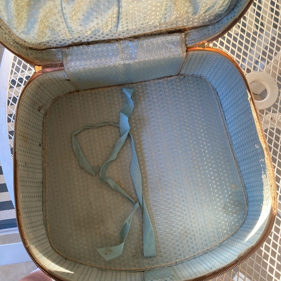 Patricia Stevens Tote Case with Hat. - Picture 4 of 16